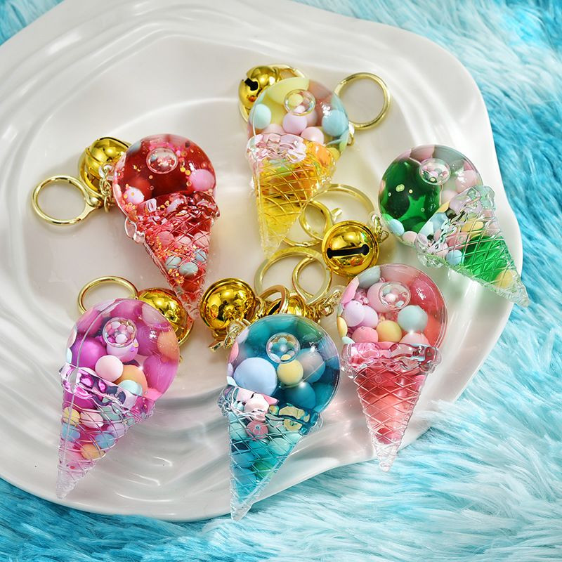 Porte-clés fantaisie en forme de cornet de glace avec des perles flottantes.