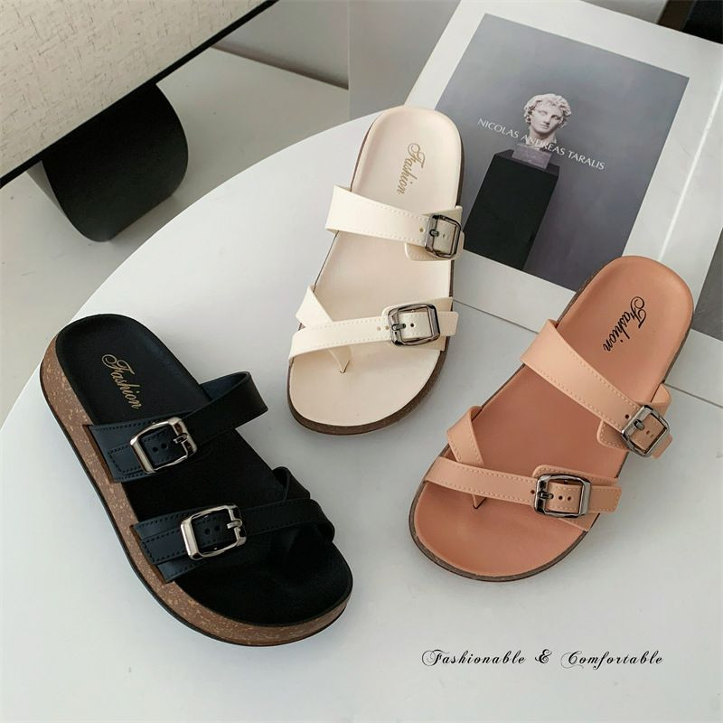 Sandales de style "jelly" avec des lanières croisées et des boucles ajustables, présentées en trois couleurs